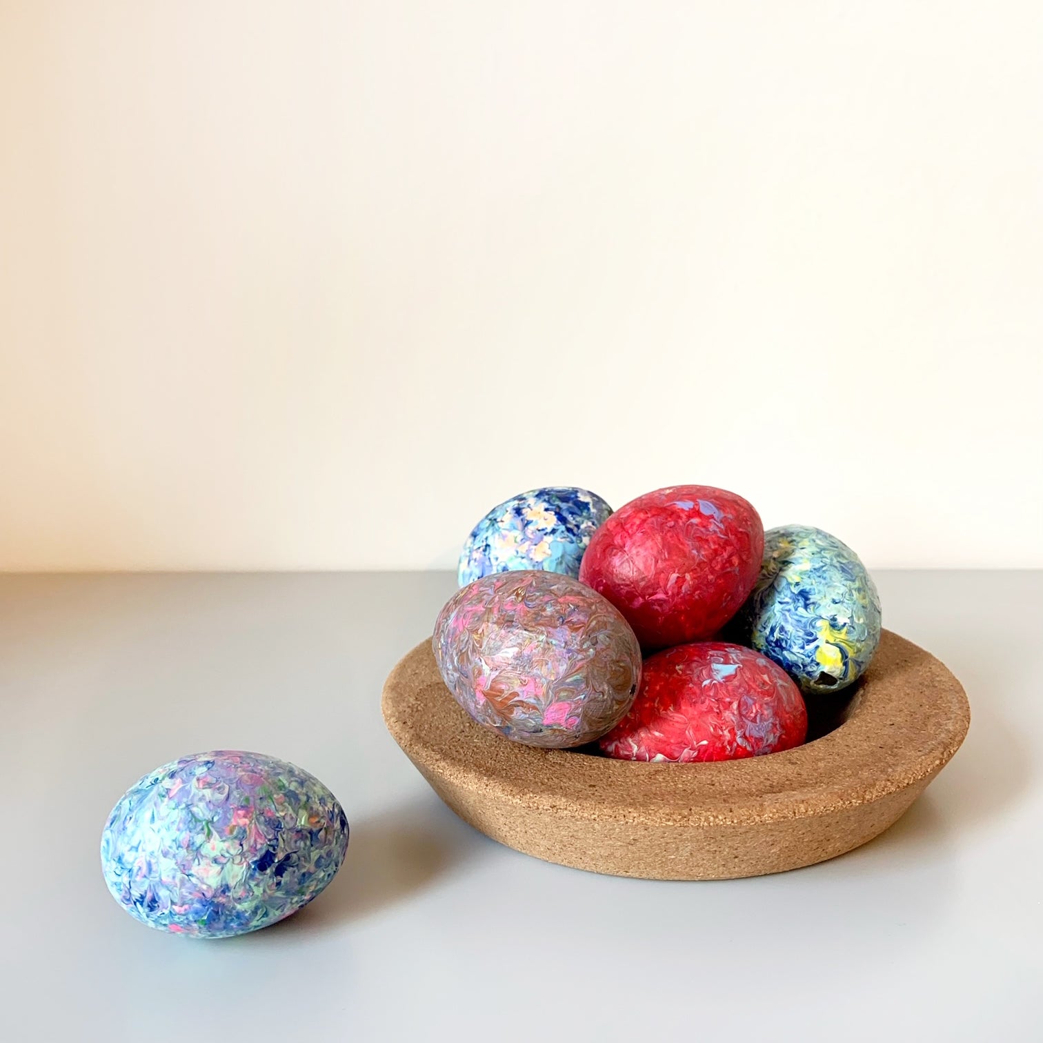 Eier mit Acrylfarbe marmoriert