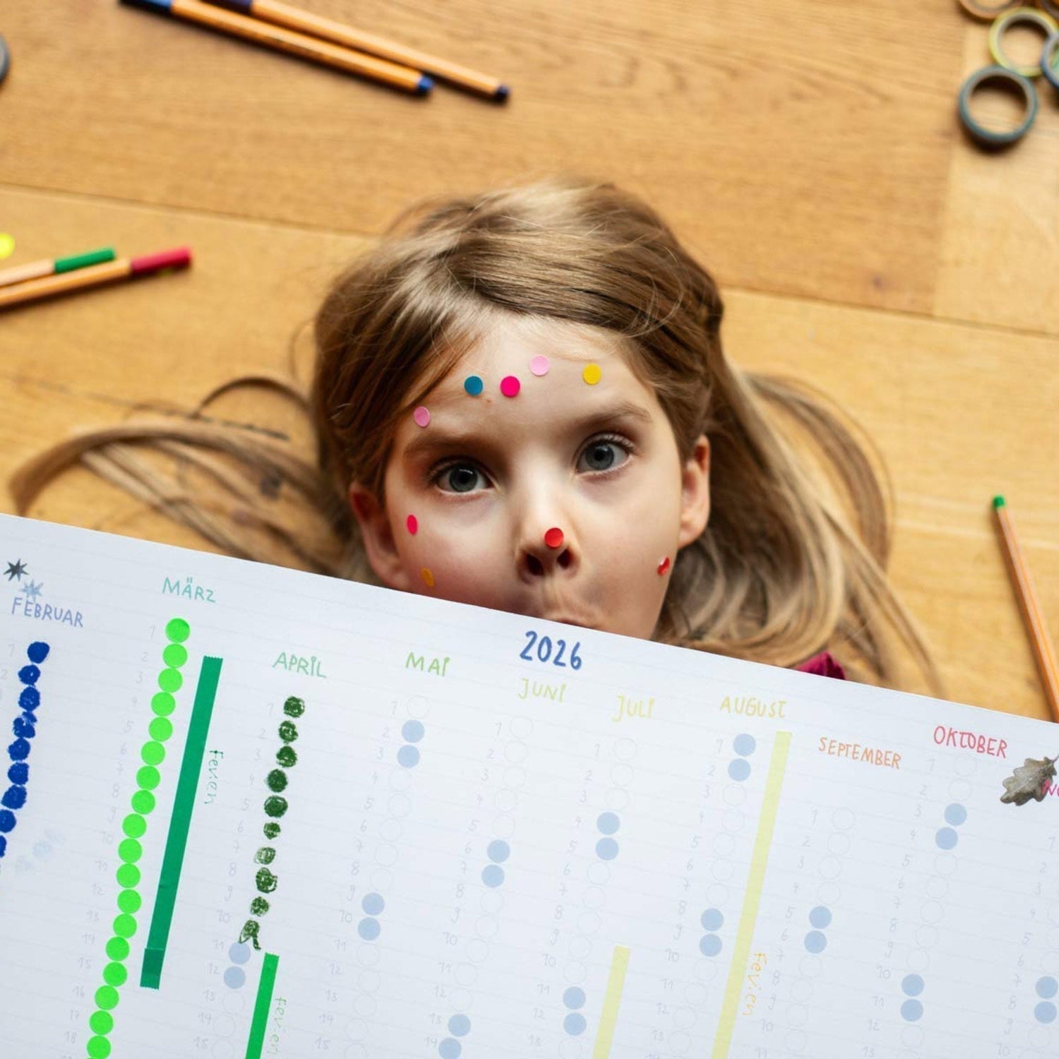 Kind mit Stickerkalender nach Montessori von Halfbird