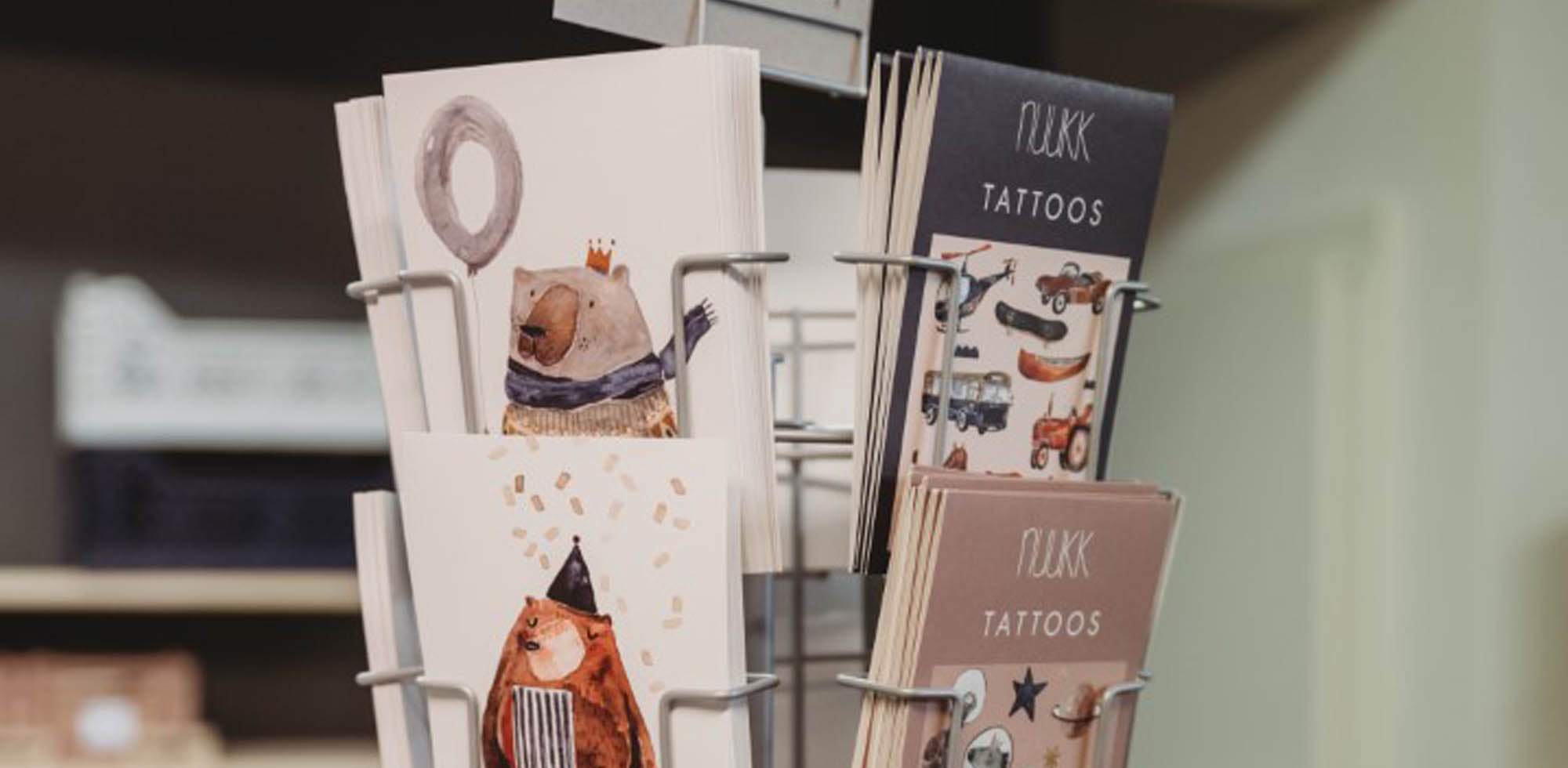 Postkarten Zahl zum Geburtstag und Tattoos im Kartenständer