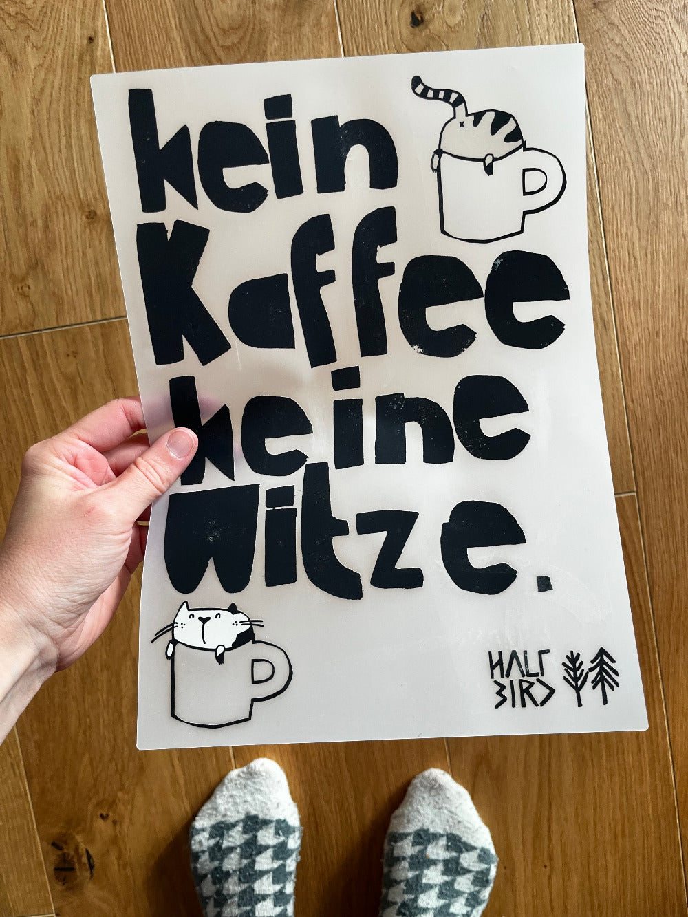 Hand mit randlosem XXL Bügelbild Kein Kaffee keine Witze von Halfbird