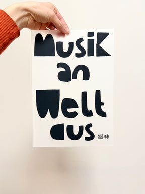 Hand mit randlosem Bügelbild XXL Musik an Welt aus von Halfbird
