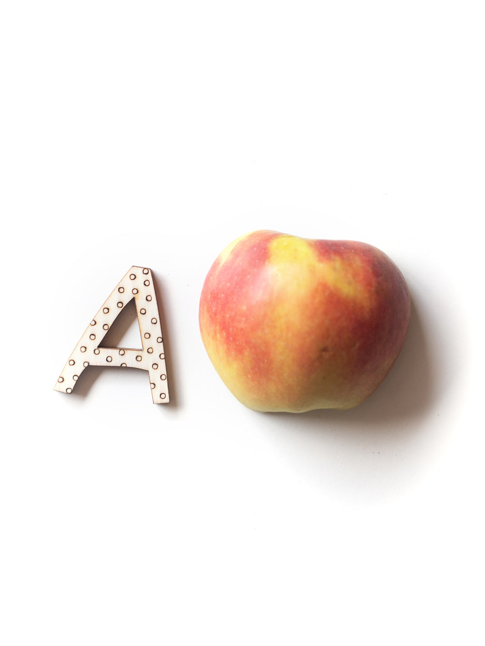 A wie Apfel , Holzbuchstabe A mit Punkten neben Apfel
