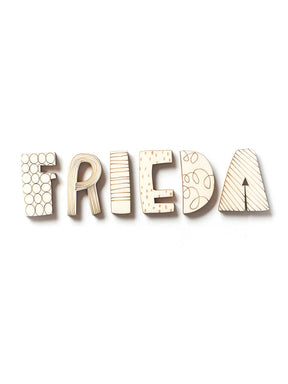 Frieda gelegt mit Holzbuchstaben für das Kinderzimmer