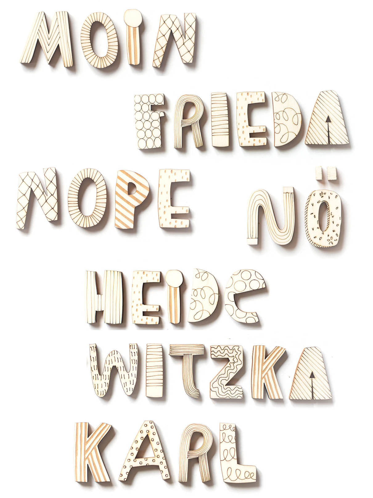 Viele Wörter gelegt mit Holzbuchstaben, unter anderem liegt dort Moin, Frieda, Nope, Nö, heidewitzka, Karl