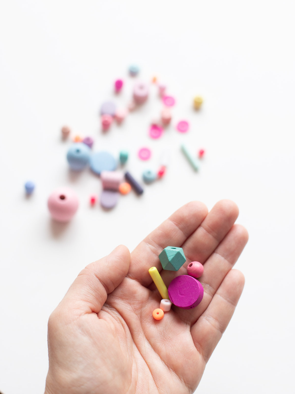 Hand mit Perlenset Achtziger von Halfbird 