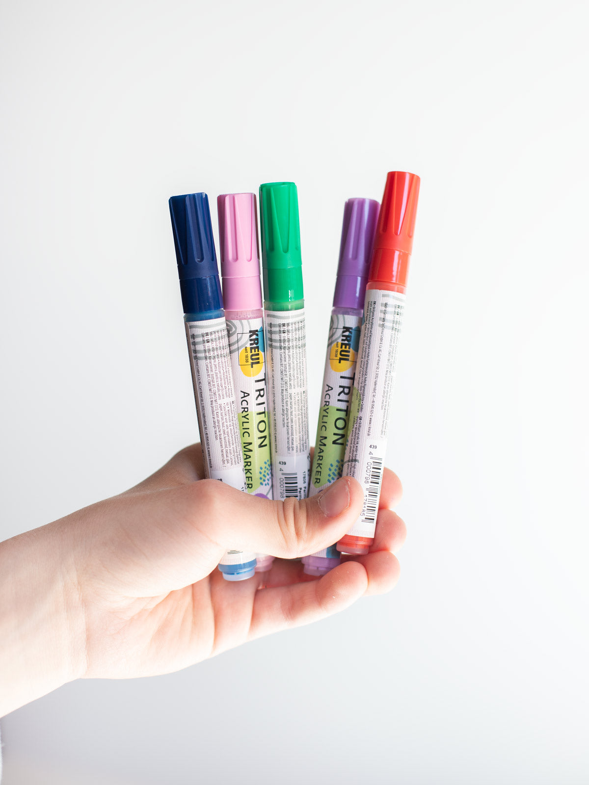 Hand mit KREUL Acrylstifte von Halfbird