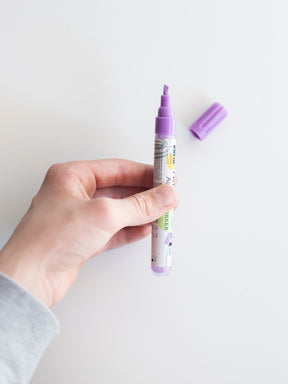 Hand mit fliederfarbenem KREUL Acrylstift von Halfbird