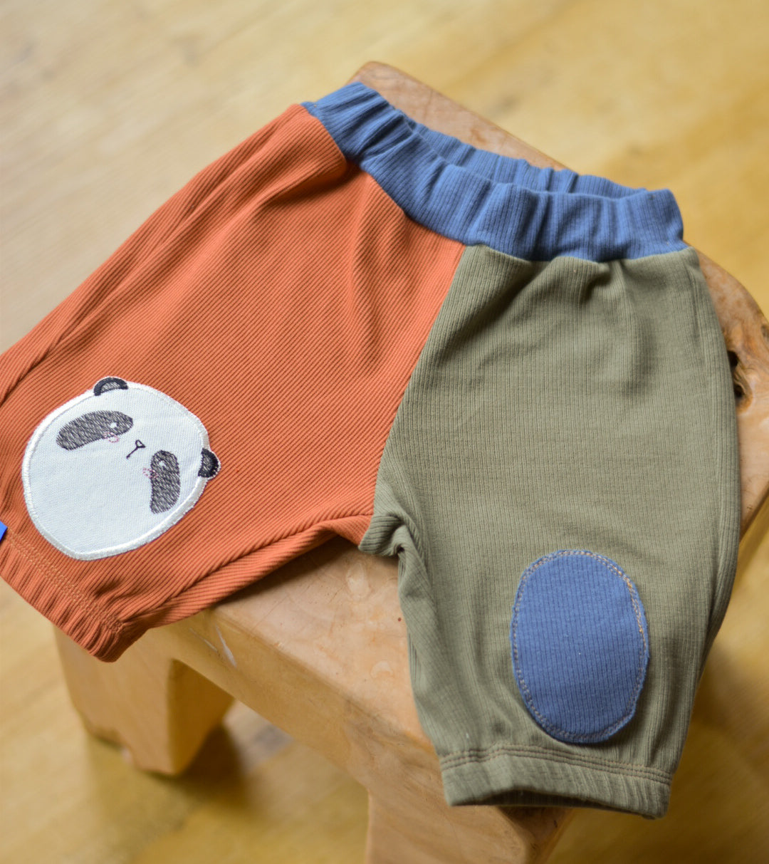 panda knieflicken auf kurzer short in rot blau khaki