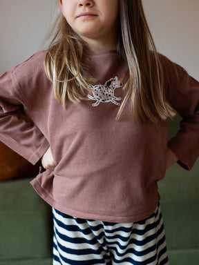 Kind mit braunem Shirt und Bügelbild gepunktetes Einhorn von Halfbird 