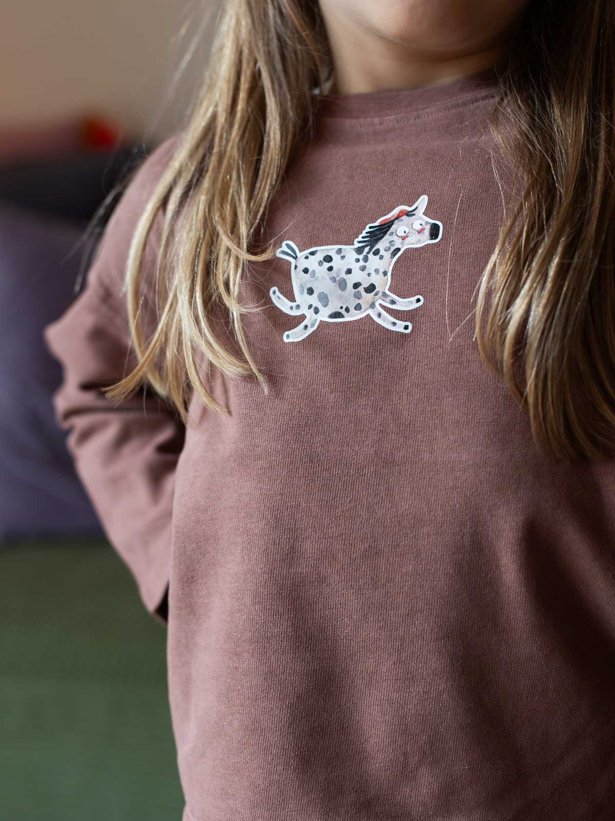 Kind mit braunem Shirt und Bügelbild gepunktetes Einhorn von Halfbird 