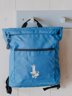 kita rucksack blau von anna und oskar bebügelt mit einem bügelbild das eine gans mit skateboard zeigt von halfbird