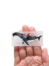 Hai mit partyflosse in rot auf hand als bügelbild