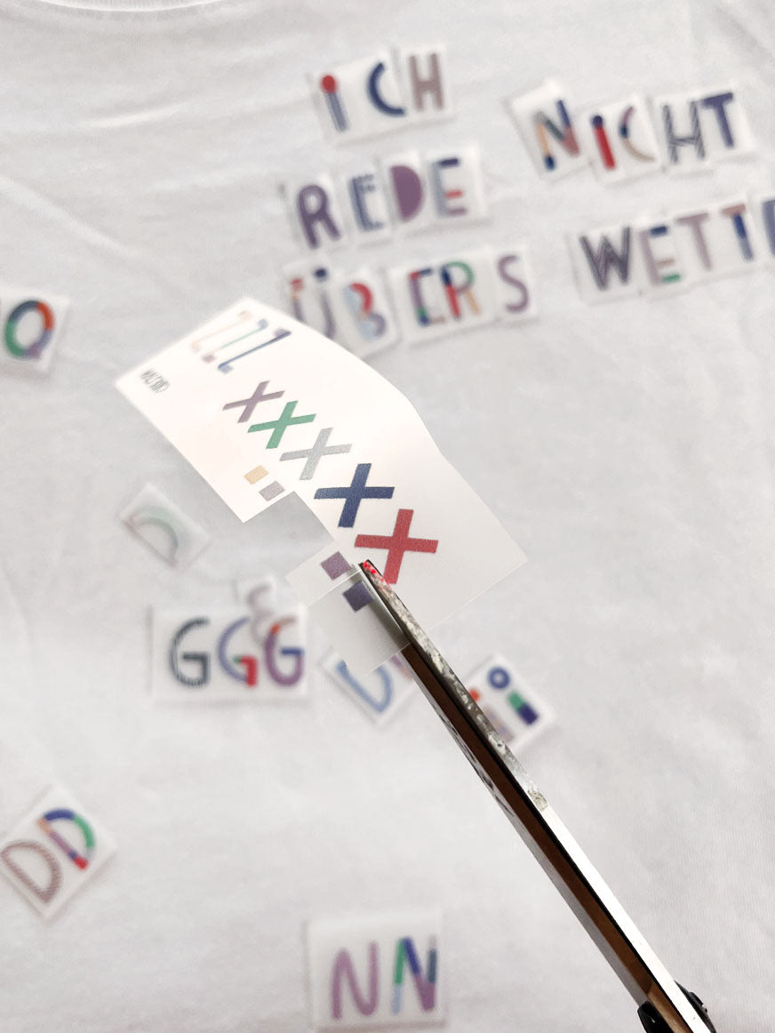 Schere mit randlosen Buchstaben Bügelbildern von Halfbird