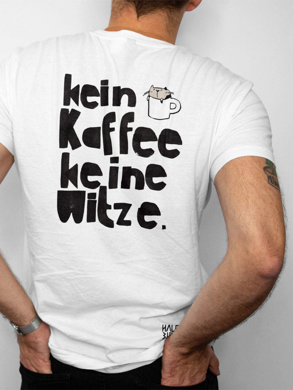 Mann mit weißem Tshirt mit randlosem XXL Bügelbild Kein Kaffee keine Witze von Halfbird