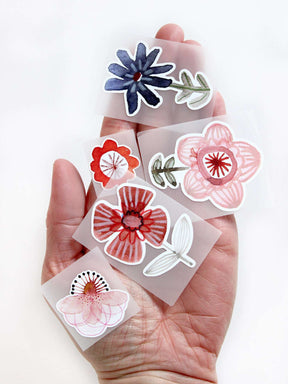 Blumen und Blueten Applikationen für Kleidung liegend auf der Hand