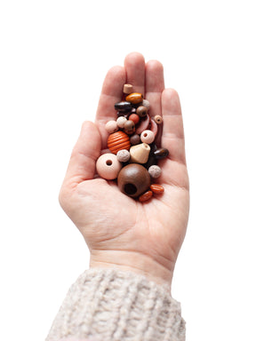 Hand mit Perlenset Cappuccino von Halfbird