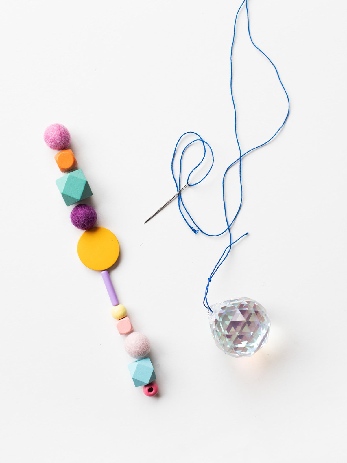 Suncatcher von Halfbird mit Filzkugeln