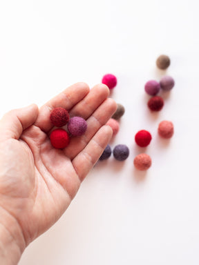 Hand mit Filzkugel Set "rot" von Rico bei Halfbird