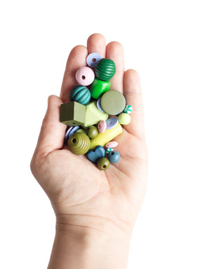 Hand mit Perlenset Frühling von Halfbird 