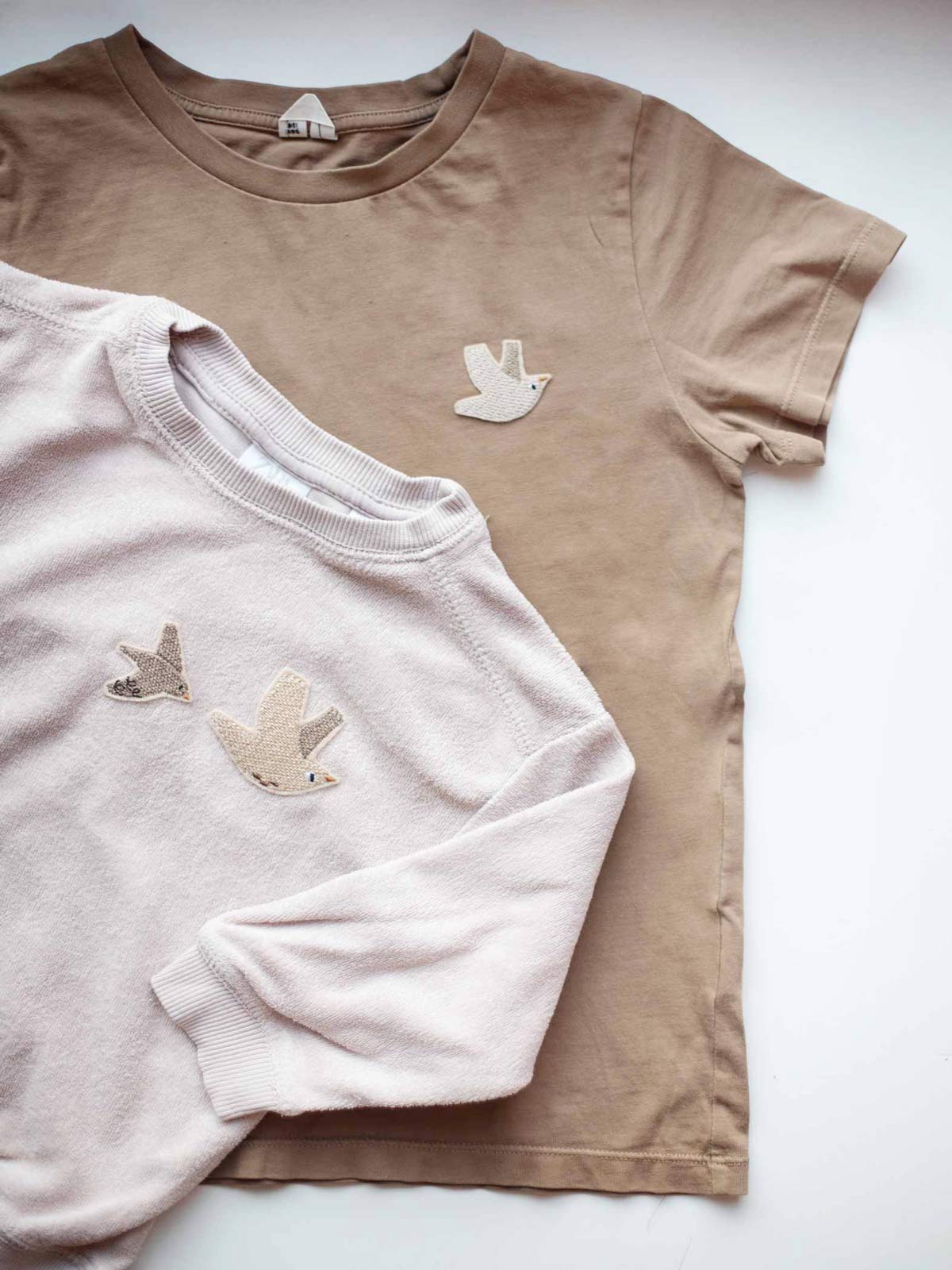 braunes T-Shirt und hellrosa Sweatshirt mit Aufnähern Vogel beige groß und Set beiger Vogel von Halfbird 