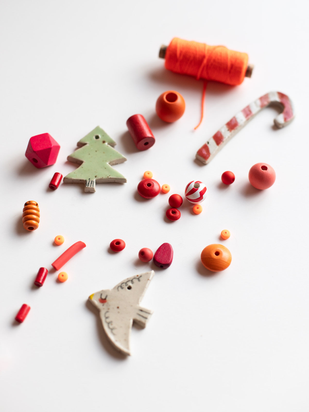 Perlenset nikolausrot von Halfbird mit getöpferten Weihnachtsbaumschmuck und Bäckergarn von Garn und mehr in neonorange