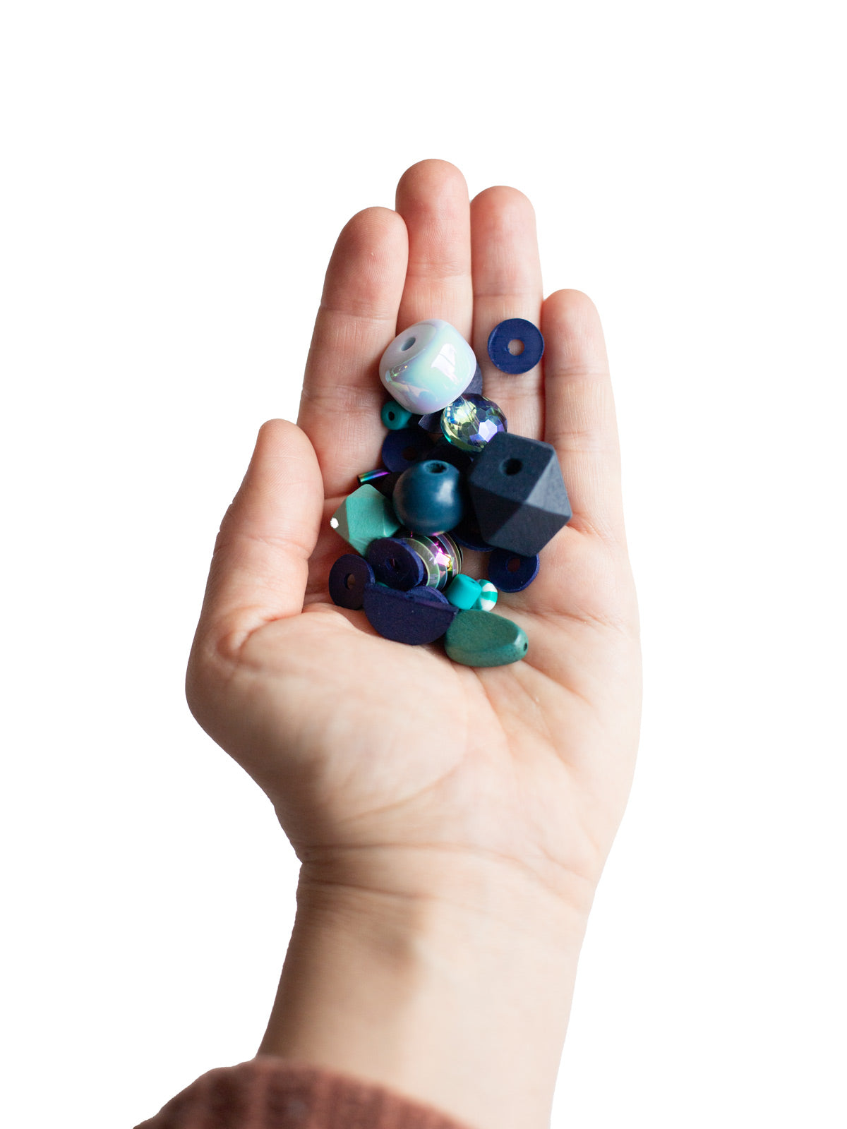 Hand mit Perlenset Kristallblau von Halfbird 