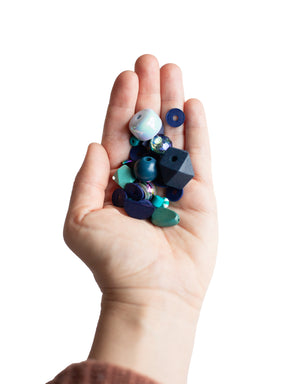 Hand mit Perlenset Kristallblau von Halfbird 