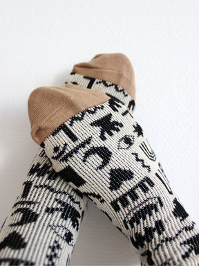 Nahansicht von Socken mit Formen und Muster in schwarz und weiß mit beigem Zwickel und weißer Ferse