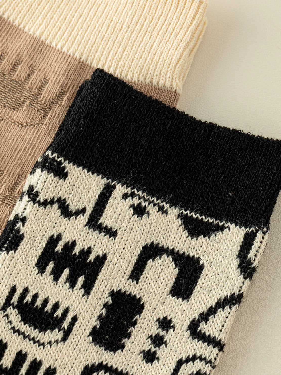 Nahansicht von Socke mit Formen und Muster in schwarz und weiß mit schwarzem Bund