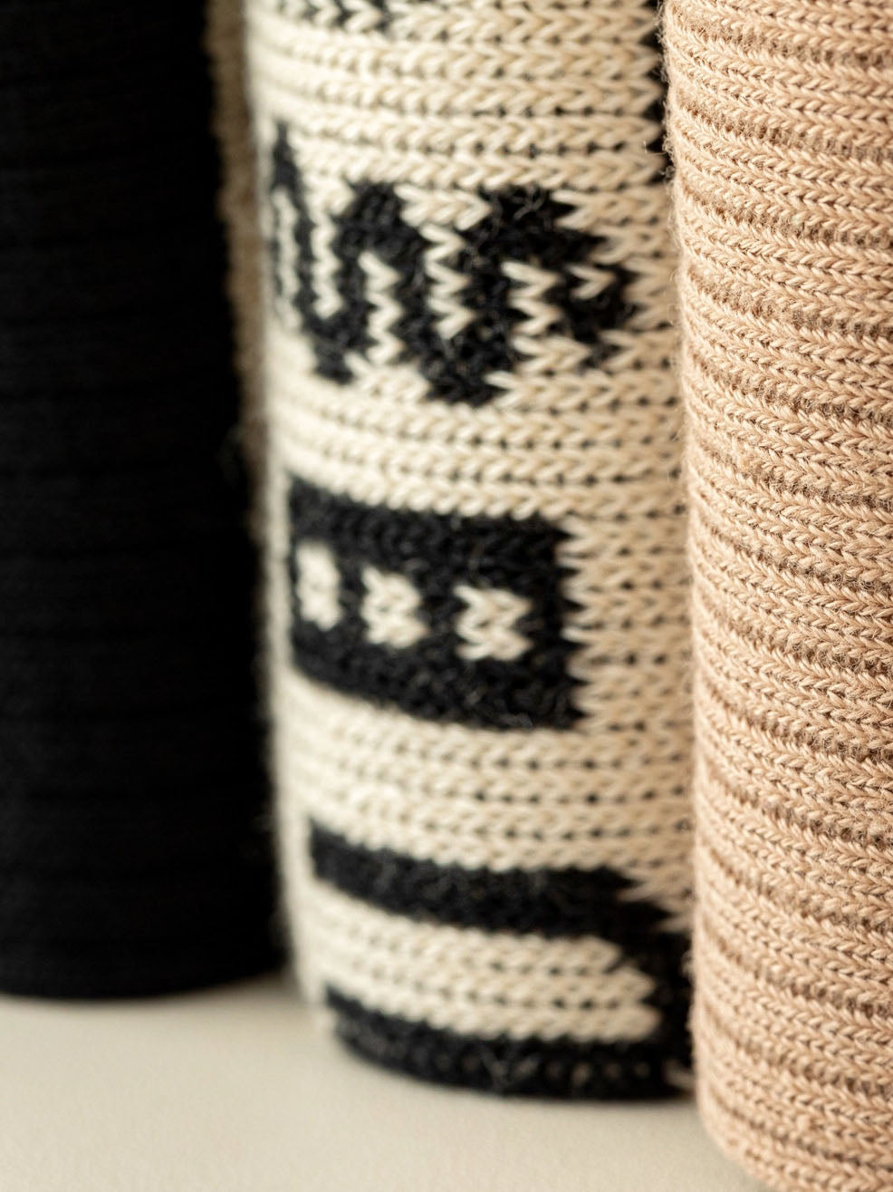 Nahansicht Socke mit Formen und Muster in schwarz und weiß