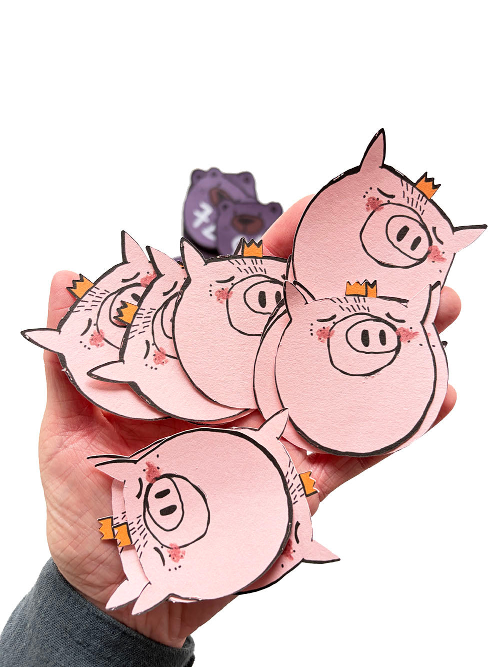 Hand mit Stapelkarten im Schweine-Design nach Bastelvorlage von Halfbird