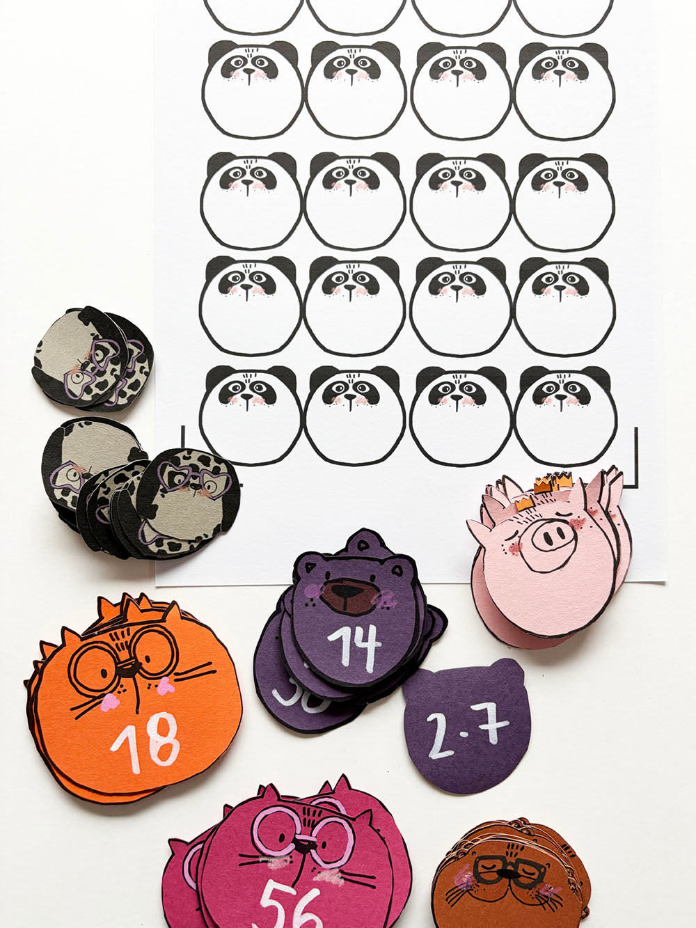 Spieldeck zum Ausdrucken im Dalmatiner Design und fertige Spielkartendecks im Katzen-, Bären-, Schweine- und Otter-Design mit Rechenaufgaben beschrieben von Halfbird