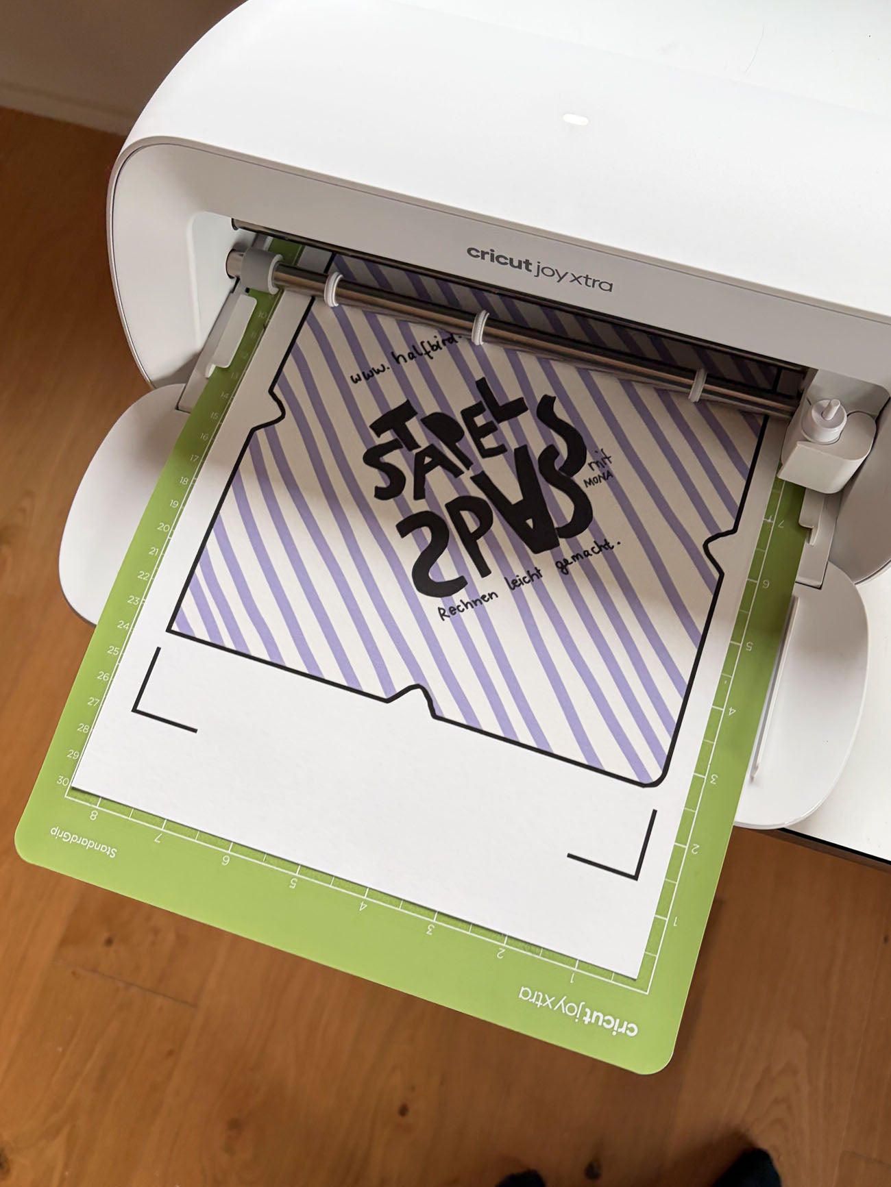 Cricut mit Spielspaß- Kartendeckverpackung von Halfbird