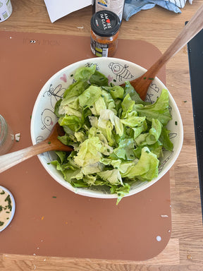 Beispiel mit Salat gefüllte Schüssel  lasiert und bemalt mit schwarzem Unterglasurstift von Hobbyceram