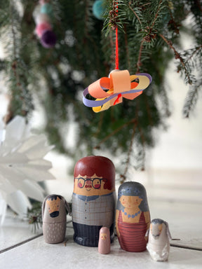 Matroschkas als Krippenfiguren unter dem Weihnachtsbaum, selbst bemalt mit Jesuskind, schaf, esel, maria und josef