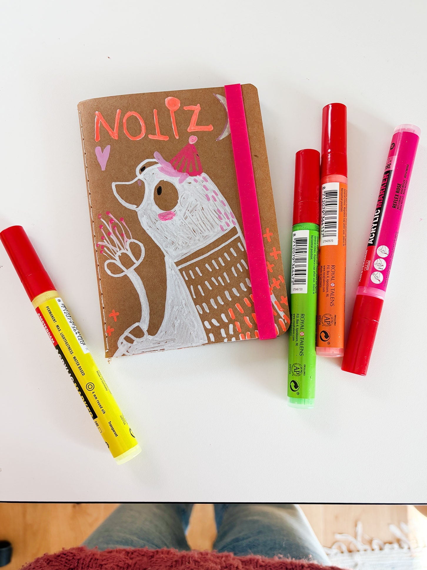 Acrylstifte Set Neon von Halfbird mit bemaltem Notizbuch