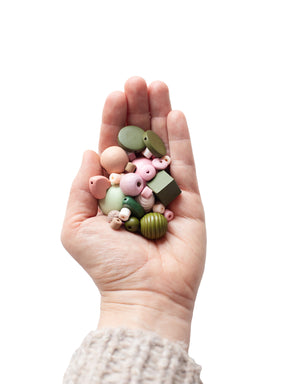 Hand mit Perlenset Kirschblüte von Halfbird