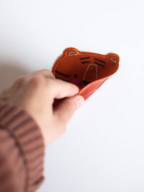 Knieflicken Tiger von Halfbird mit Hand