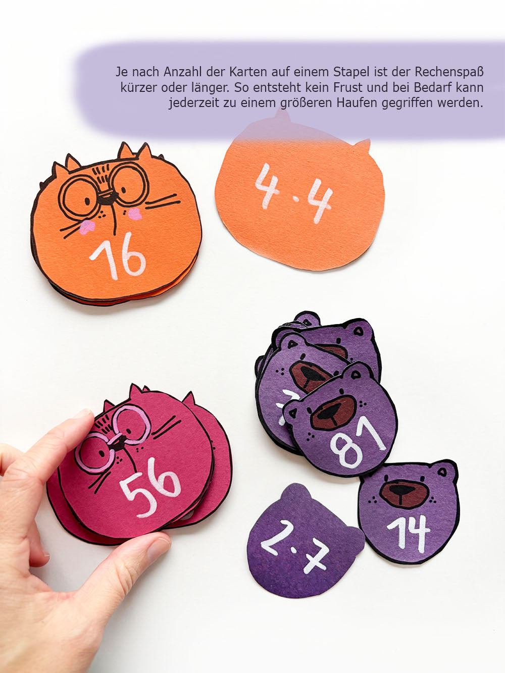 lila, orangene und pinke Stapelkarten im Bär- und Katzen-Design mit Rechenaufgaben von Halfbird
