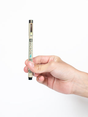 Hand mit Micron Fineliner bei Halfbird