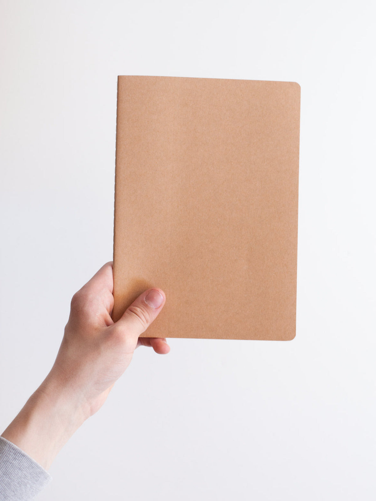 Hand mit Notizbuch A5 von Halfbird