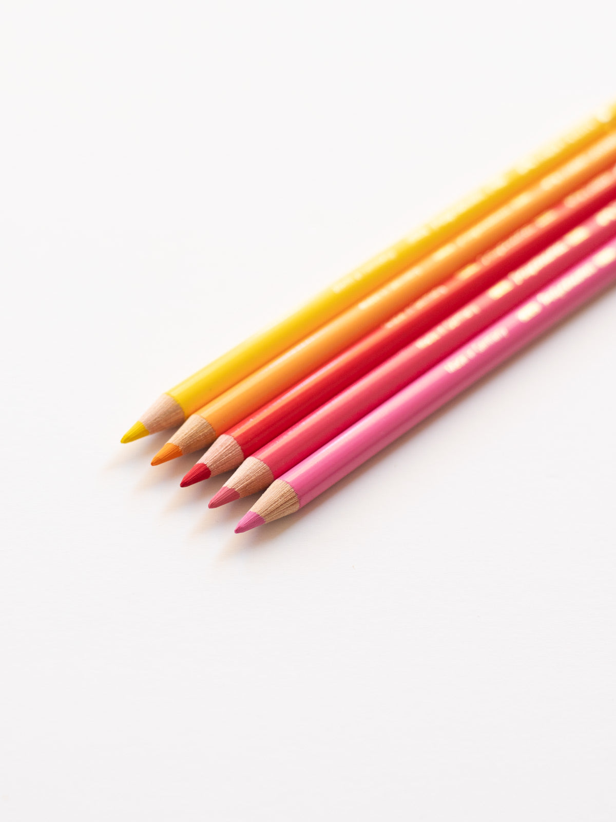 orangene, rote und gelbe Polychromo Stifte von Faber Castell bei Halfbird