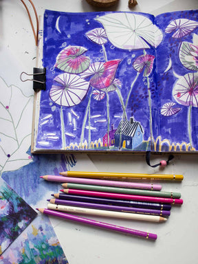Stifteset "Seerose" mit Polychromos und Brushpen von Halfbird neben Illustration im Skizzenbuch