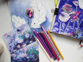 Stifteset "Seerose" mit Polychromos und Brushpen von Halfbird neben Illustration im Skizzenbuch und Postkartenset Seerose