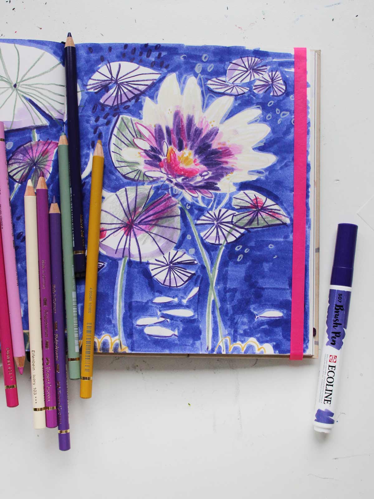 Polychromos und Brushpen aus dem Stifteset "Seerose" von Halfbird neben Illustration im Skizzenbuch