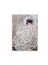 Postkarte mit einem Kunstwerk von Ramona zirk, einer sitzenden Frau in gestreifter Kleidung auf dem Boden