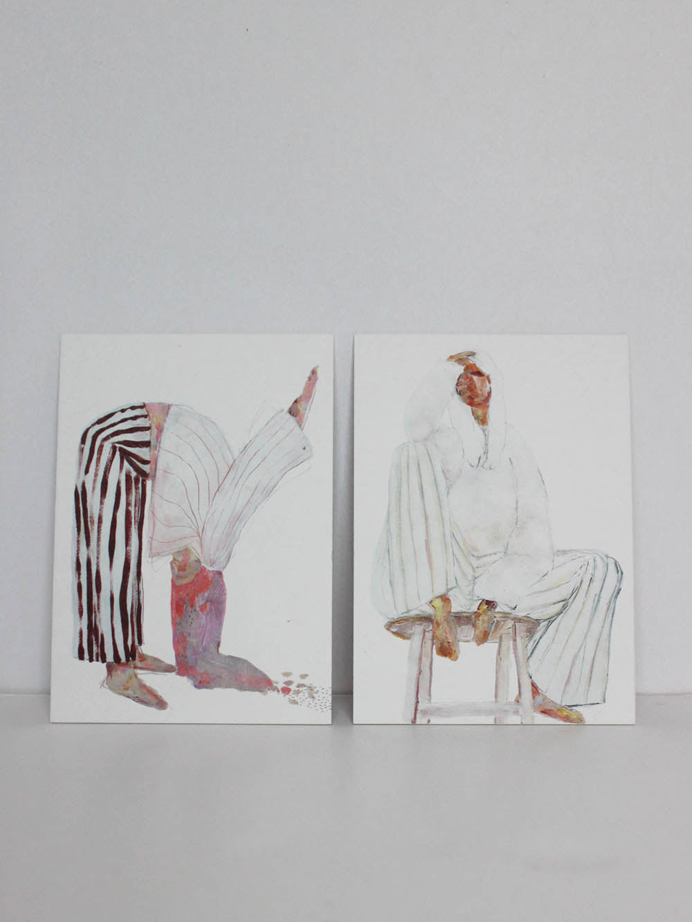 zwei Postkarten als Kunstwerk nebeneinander stehend, auf dem einen eine Frau in einer yoga position, auf dem anderen eine die nachdenklich auf einem stuhl sitzt