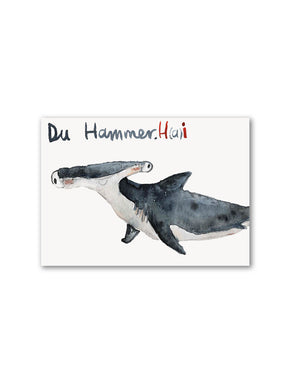 Postkarte mit einem hammerhai in blau und dem text darüber du hammer.H(a)i