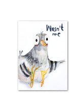 Postkarte mit Taube die sitzt und die flügel verkreutz, dabei steht wasn´t me