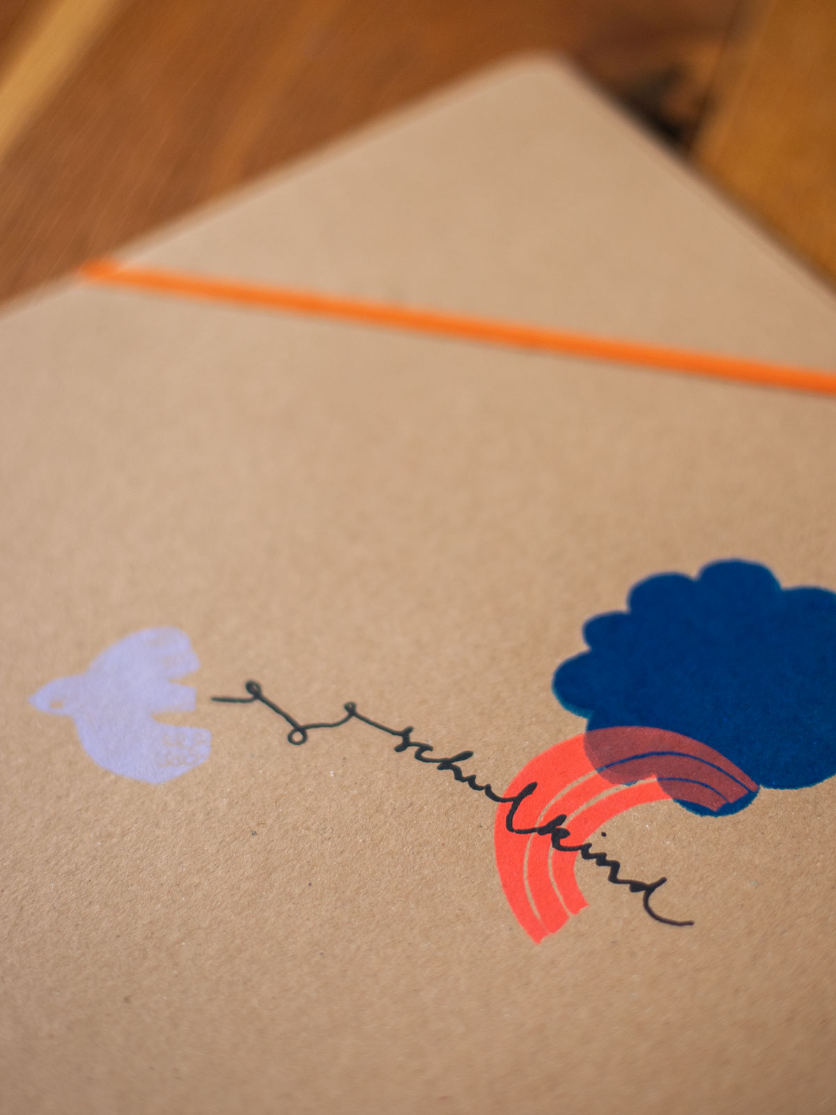 Postmappe mit Halfbird Motiven gesiebdruckt und mit Acrylstiften aufgemalten Schriftzug "Schulkind"